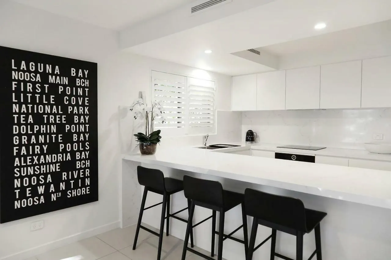 Hastings Park: Elegant Noosa Gem By The Beach Apartment